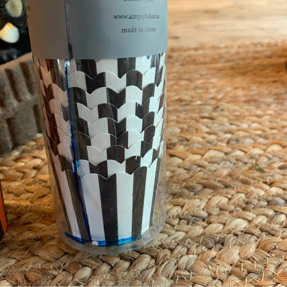 Halloween Party Lot Table Cover Napkins, Leaf Bag Pumpkin, Paper Cupcake Holders - Picture 8 of 12